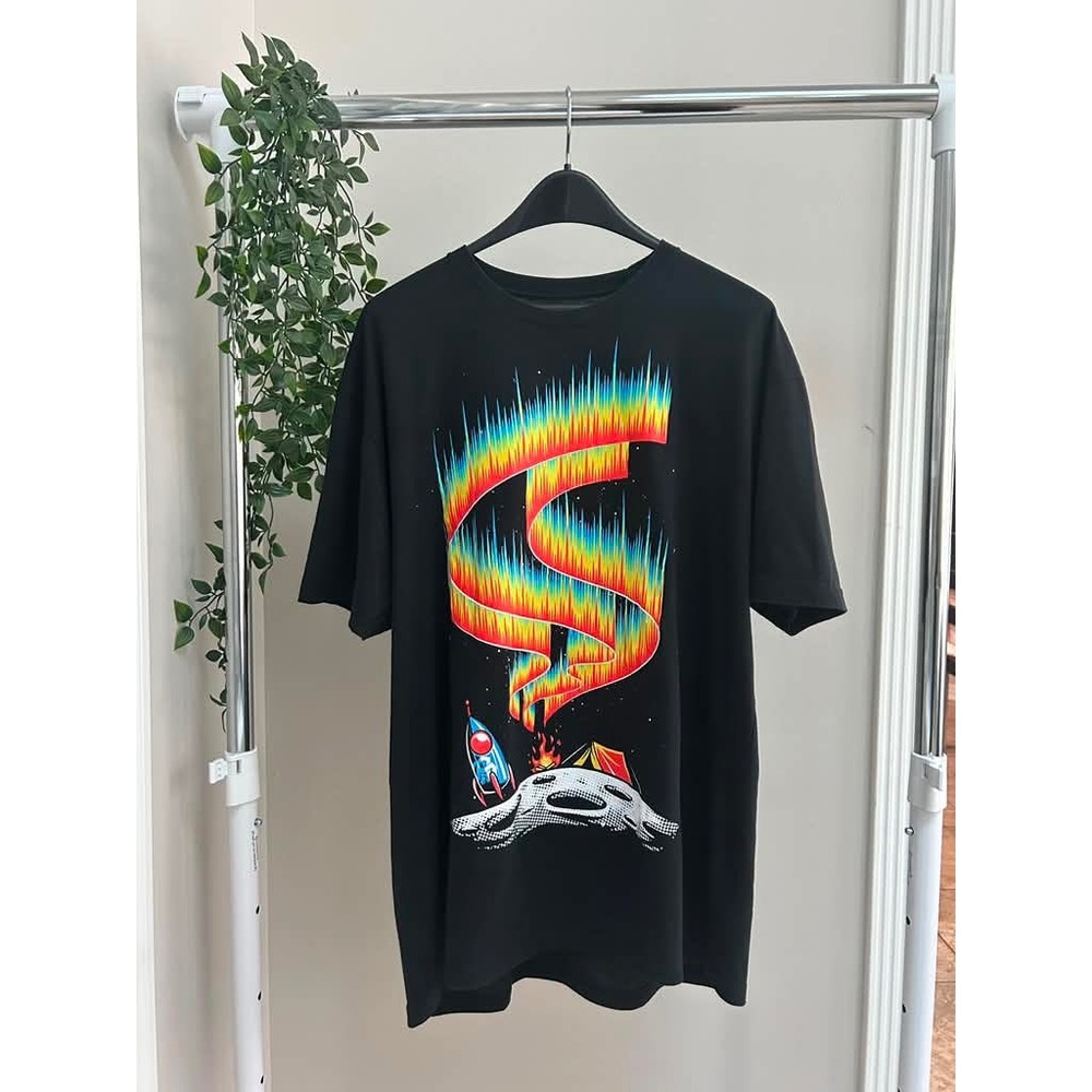 Gently Used Into The Am Mens Northern Lights Rocket Space T-Shirt XL Black